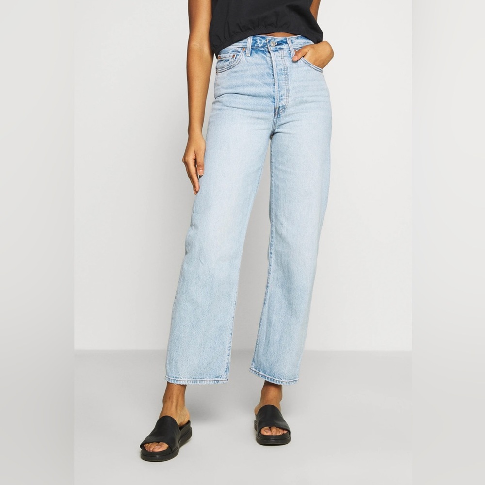 Levi’s Ribcage Straight Jeans, Size 28